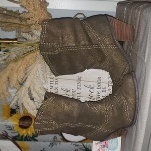 Report cowboy boots 🤠